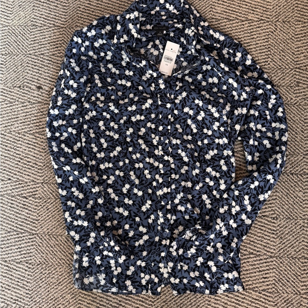 Ann Taylor Blue and White Floral Blouse size XS NWT - Picture 2 of 10